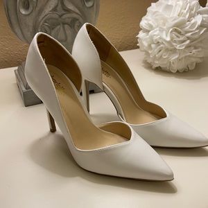 Size7 white pumps